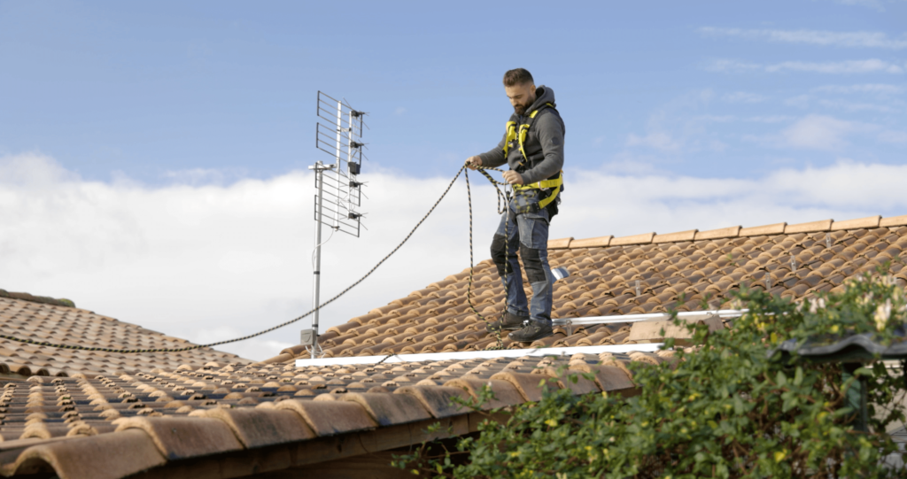 Photo d'un technicien de RP France en train de travailler sur un toit
